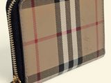 un portefeuille pour femme avec un motif à carreaux sur le devant