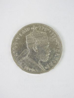 gros plan d'une pièce de monnaie sur une surface blanche avec un fond blanc