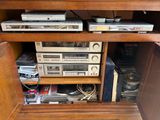 une armoire en bois sur laquelle sont posés tout un tas d'appareils électroniques