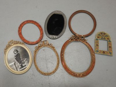 beaucoup de cadres et un tableau accroché au mur