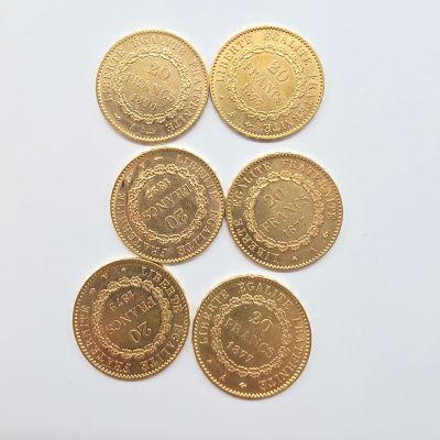 un ensemble de cinq pièces d'or portant les noms de différents pays