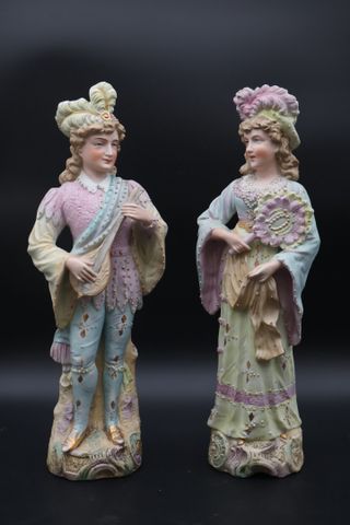 En pendant, deux personnages en biscuit polychrome. H : 37 cm