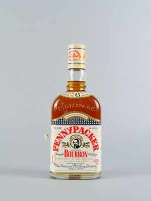 une photo d'une bouteille de bourbon posée sur une table