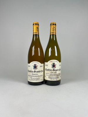 deux bouteilles de vin posées l'une à côté de l'autre sur une table