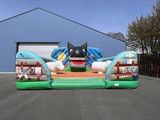 un chien gonflable sur lequel est posée une balle