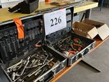 une table sur laquelle sont posés plusieurs outils