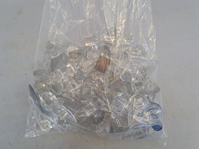 un sac rempli de bouteilles en plastique posé par terre