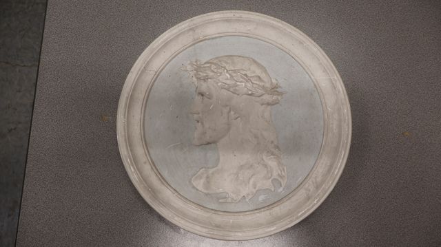 Médaillon en plâtre
