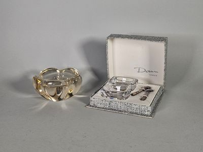 une bague en argent dans une boîte, à côté d'une autre bague en argent