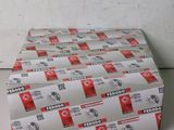 une pile de boîtes rouges et blanches posées sur une table