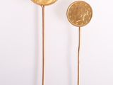 paire de boucles d'oreilles plaquées or, composées d'une pièce de monnaie fixée à une tige
