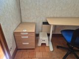 un bureau et une chaise dans une petite pièce