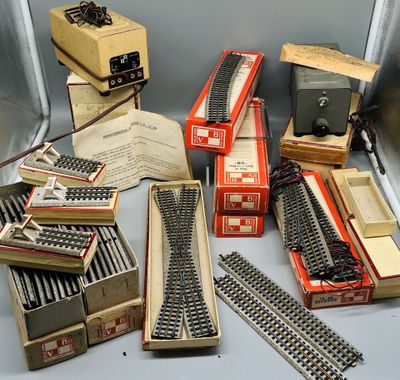 de nombreux types de voies ferrées exposés dans une vitrine
