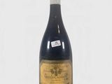une bouteille de vin posée sur une table