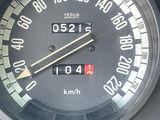un gros plan sur le compteur de vitesse d'une voiture