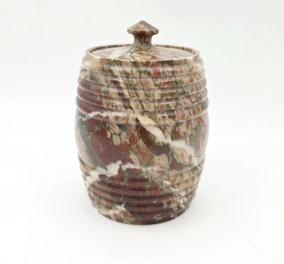 gros plan d'un vase sur une surface blanche