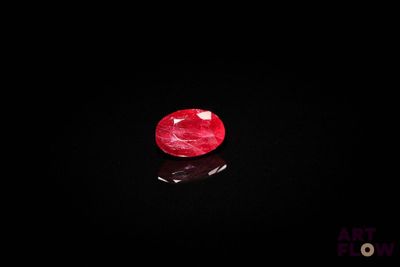 gros plan d'un diamant rouge sur une surface noire