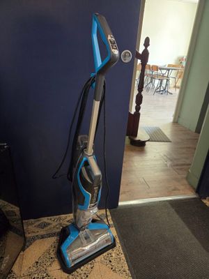 une photo d'un aspirateur posé par terre