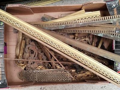 une boîte en carton remplie d'objets hétéroclites sur le sol