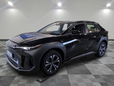 Une Toyota C-HR 2020 dans un showroom au sol à damier