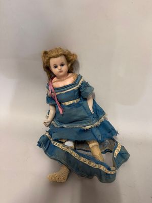 une image représentant une poupée en porcelaine posée sur une surface blanche