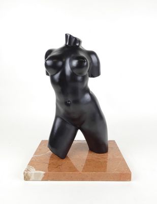 sculpture représentant un torse féminin sur un socle en marbre, sur fond blanc