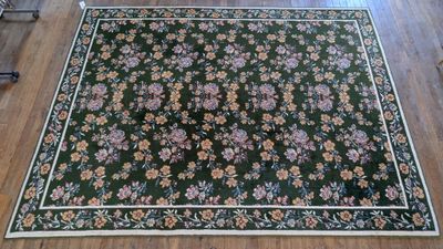 un tapis sur le sol d'un salon