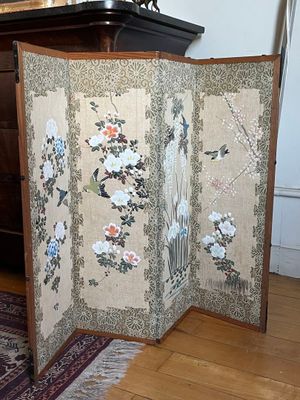 un paravent orné d'un motif floral