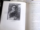 un livre ouvert sur lequel figure l'image d'un homme portant un chapeau et des lunettes