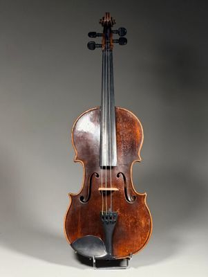 un vieux violon posé sur un pupitre, sur fond gris