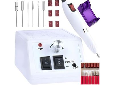 une photo d'une perceuse à ongles électrique blanche avec ses accessoires