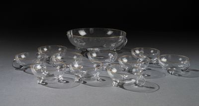 beaucoup de verres à vin vides et un saladier sur la table