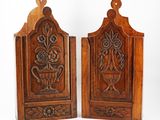 paire de serre-livres anciens en bois sculpté, ornés de fleurs et de feuilles