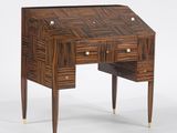 un bureau en bois avec des tiroirs et un tiroir en dessous