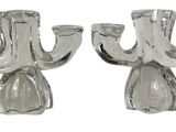 une paire de bougeoirs en verre transparent sur fond blanc