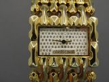 une montre-bracelet en or avec des diamants sur le cadran