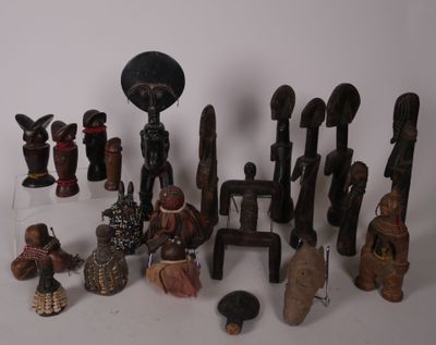 tout un tas de figurines en bois posées sur une table