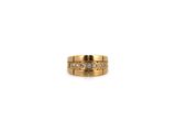 gros plan d'une bague en or avec des diamants sur fond blanc