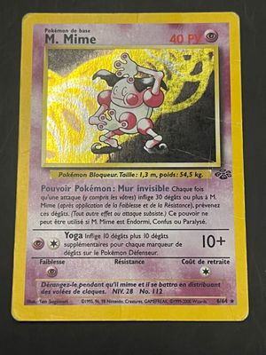 gros plan d'une carte pokemon sur une table