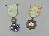 deux médailles et une étoile sur fond gris