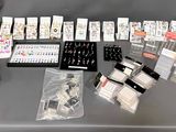 une table sur laquelle se trouvent de nombreux objets différents