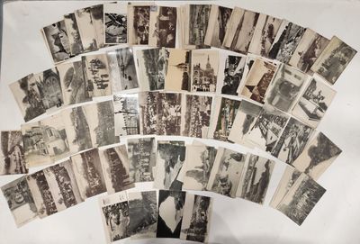 un lot de vieilles photos en noir et blanc sur une table