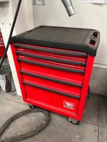 une servante d'atelier FACOM sur roulettes avec son contenu …