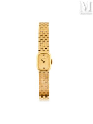 gros plan d'une montre-bracelet en or sur fond blanc