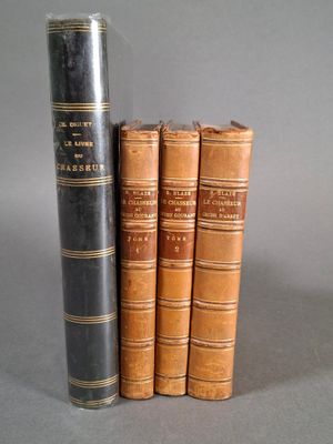 Plusieurs vieux livres sont empilés les uns sur les autres sur une surface grise