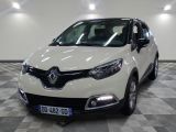 la voiture blanche est garée sur un sol en damier dans le garage
