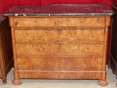 une commode en bois avec un plateau en marbre