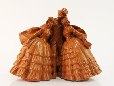 paire de figurines représentant deux femmes vêtues de robes victoriennes