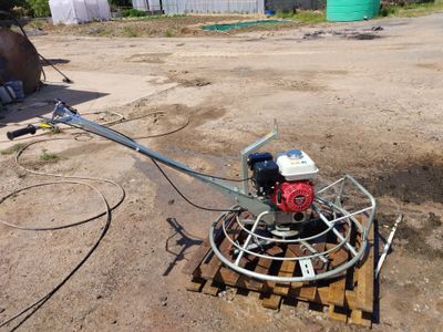 une machine posée sur une palette, dans la poussière