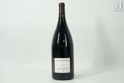 une bouteille de vin posée sur une table